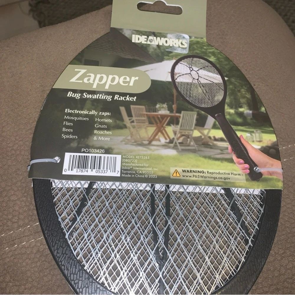 Black Bug Swatting Racket - Picture 2 of 4